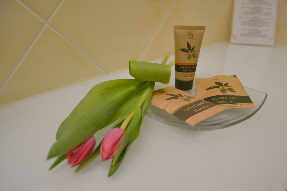 Ahg Donna Silvia Wellness Hotel Manerba del Garda Exterior foto