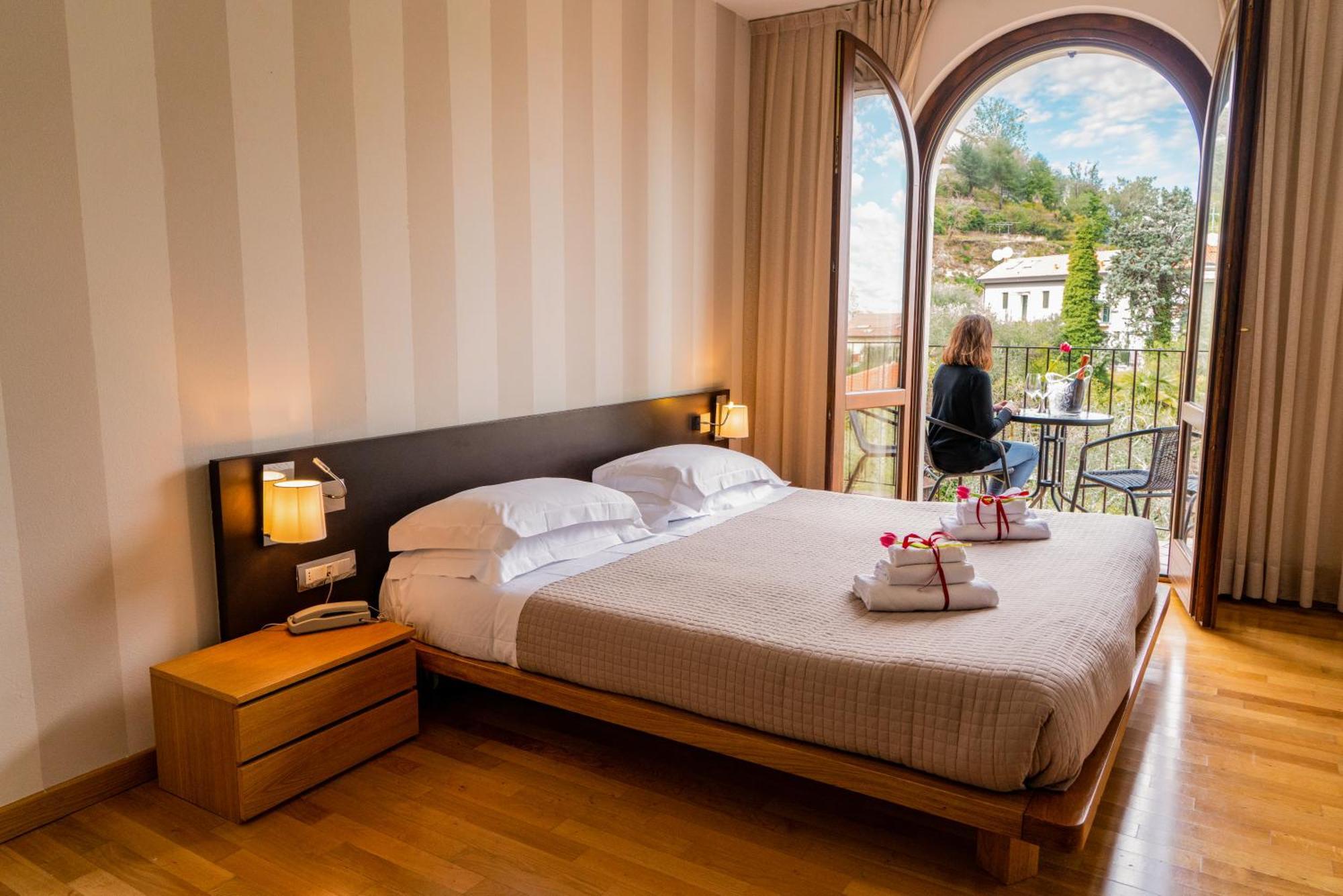 Ahg Donna Silvia Wellness Hotel Manerba del Garda Exterior foto