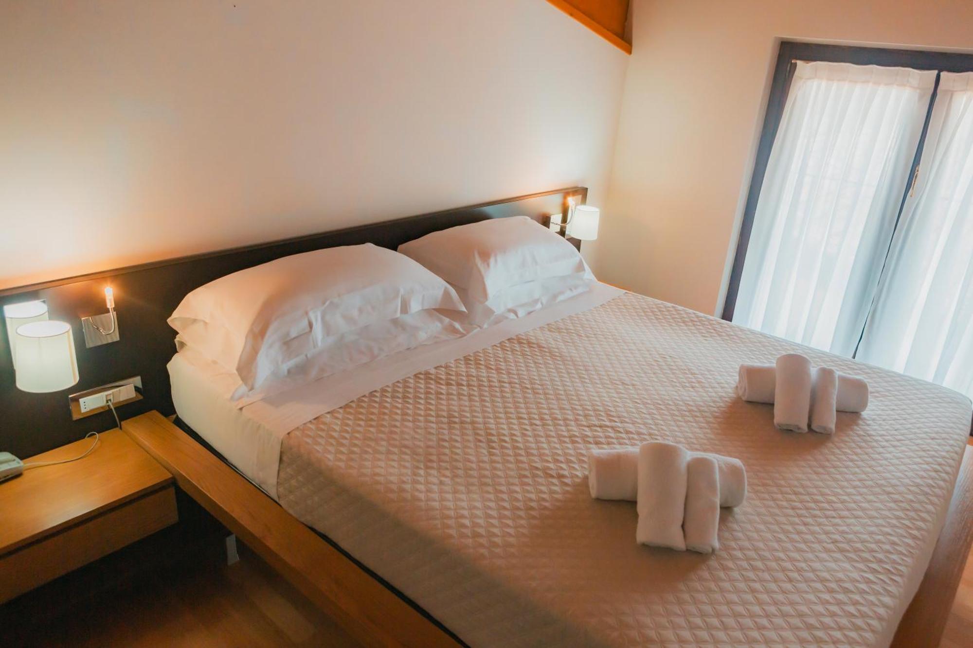 Ahg Donna Silvia Wellness Hotel Manerba del Garda Exterior foto