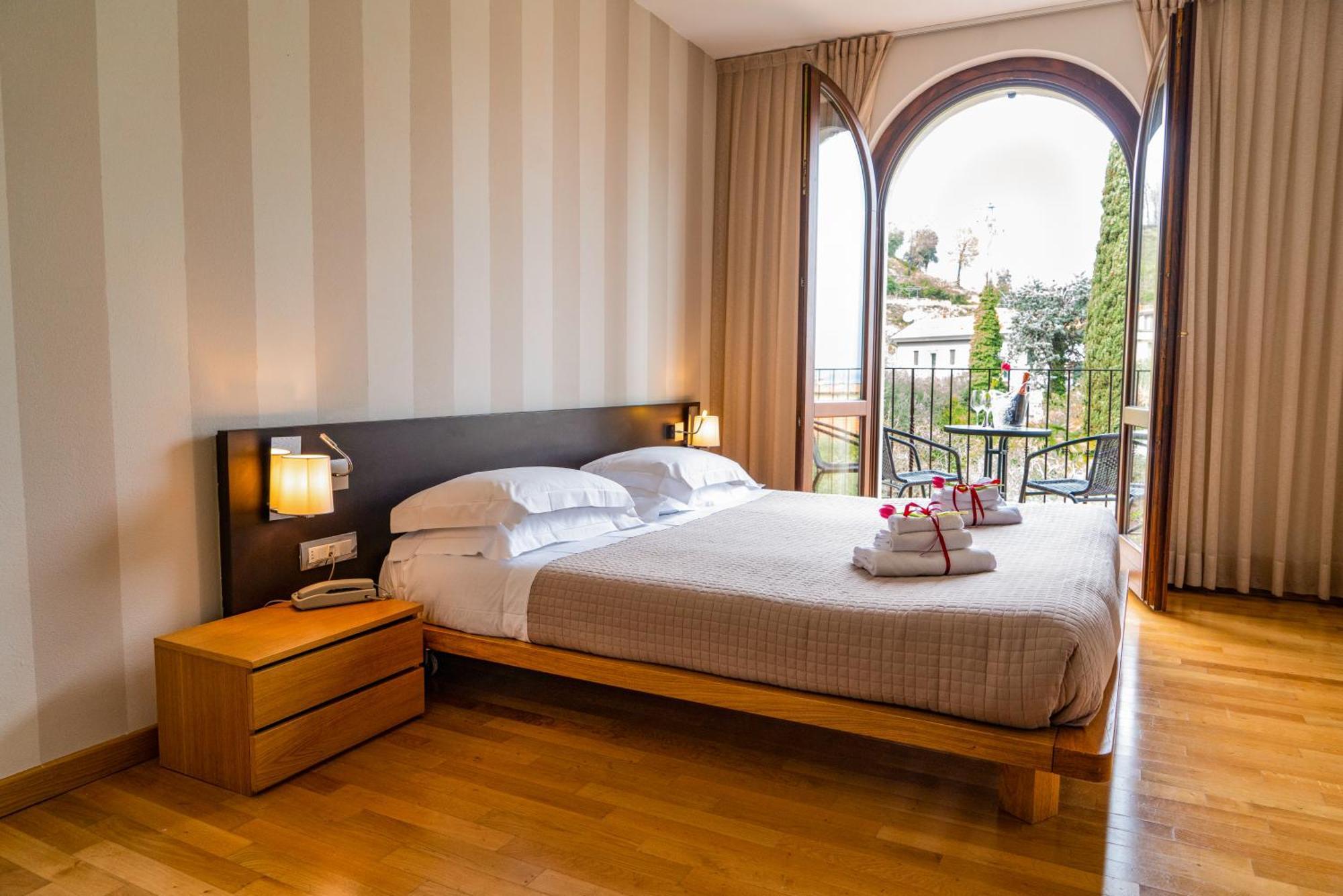 Ahg Donna Silvia Wellness Hotel Manerba del Garda Exterior foto