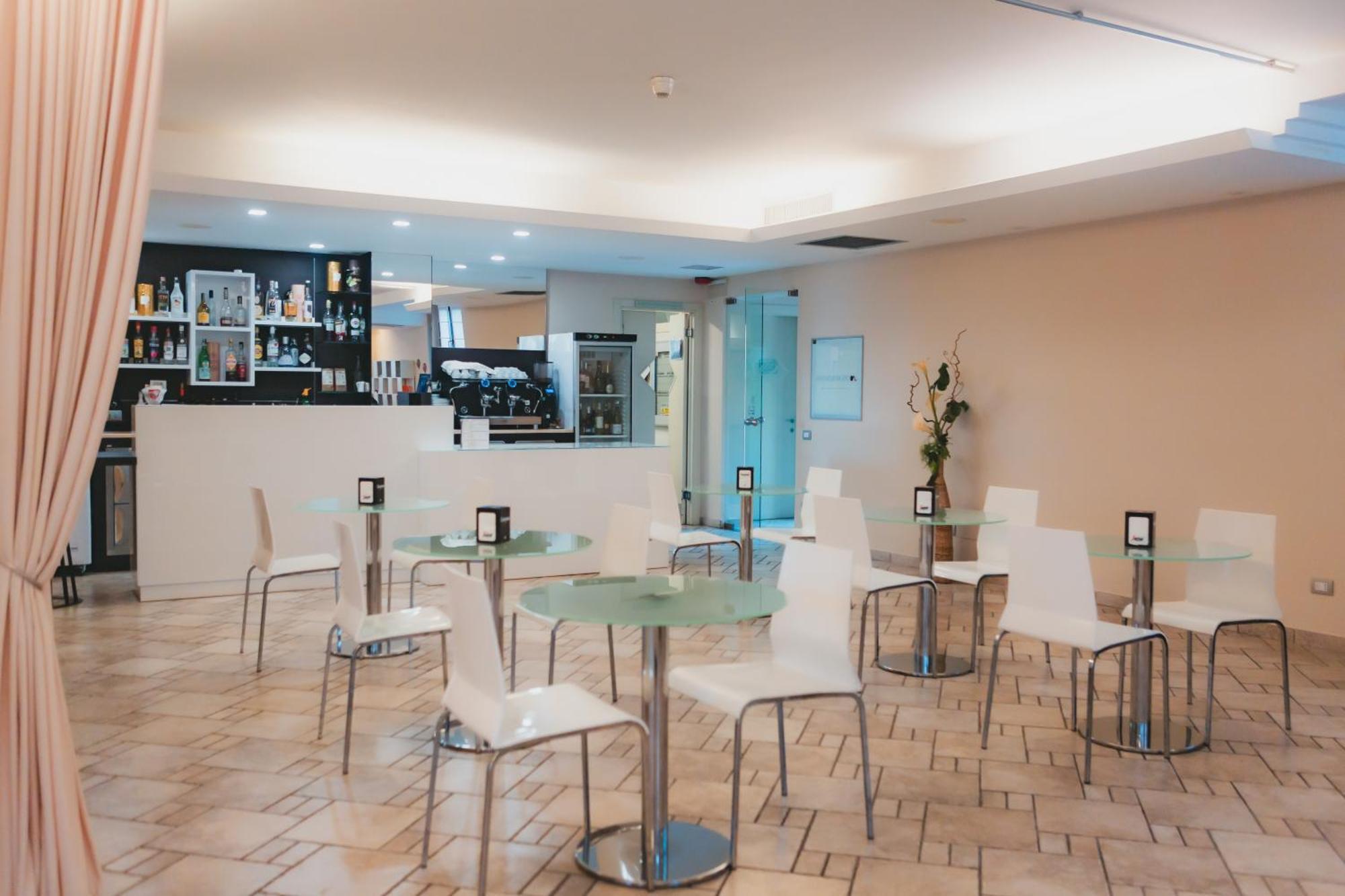 Ahg Donna Silvia Wellness Hotel Manerba del Garda Exterior foto