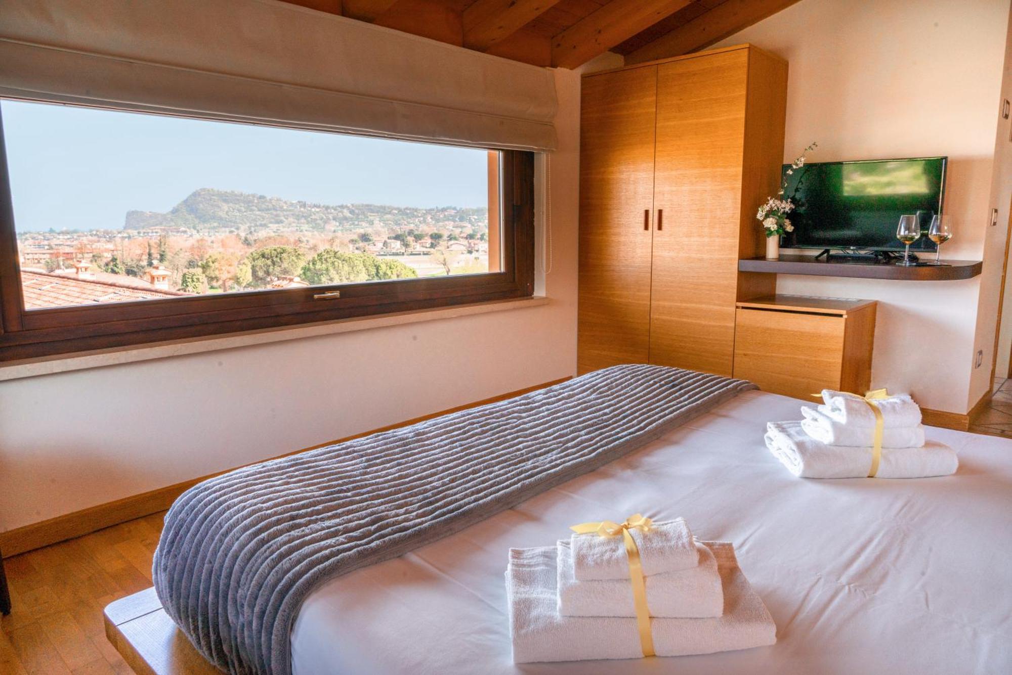 Ahg Donna Silvia Wellness Hotel Manerba del Garda Exterior foto